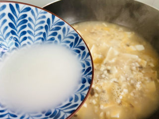 香菇豆腐汤,淋入水淀粉勾芡