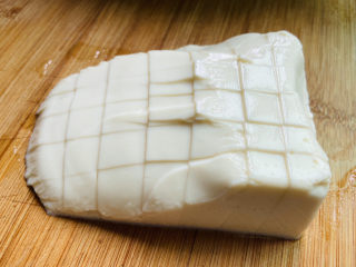 香菇豆腐汤,内酯豆腐一盒倒扣在菜板上切小块