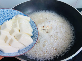 香菇豆腐汤,入豆腐