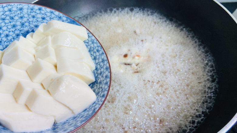 香菇豆腐汤,入豆腐
