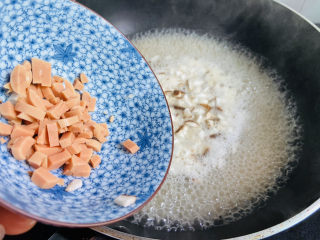 香菇豆腐汤,入火腿丁