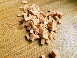 香菇豆腐汤,火腿肠切丁