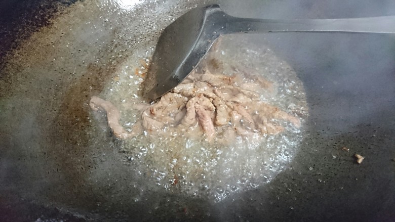 黑胡椒牛柳,起锅大油爆香牛肉至变色即可出锅备用