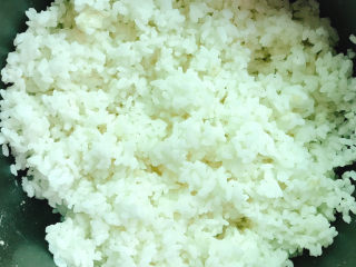 鸡蛋杂蔬炒饭,米饭搅散