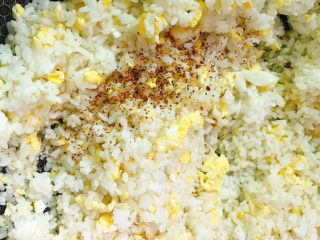 鸡蛋杂蔬炒饭,放入花椒粉、盐