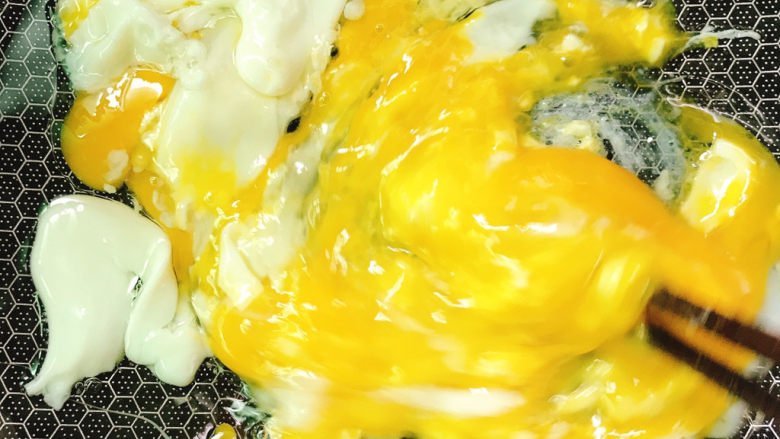 鸡蛋杂蔬炒饭,用筷子搅拌