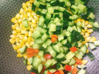 鸡蛋杂蔬炒饭,玉米粒熟后放入青瓜粒和彩椒粒