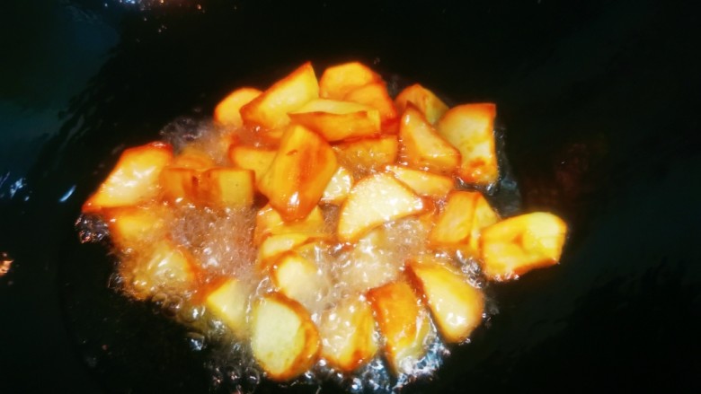 拔丝红薯（小白教学）,炸至金光控油捞出，可以尝一下外酥里嫩
