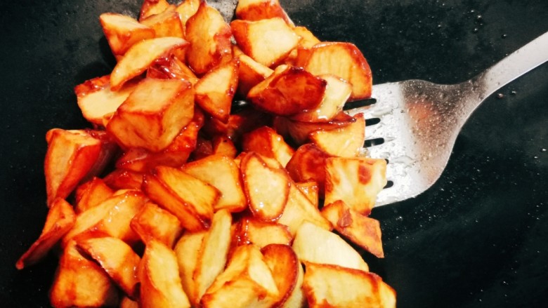 拔丝红薯（小白教学）,将红薯倒入，翻炒，将糖浆包裹在红薯块表面，