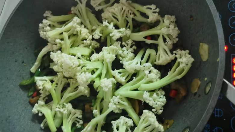 家常花菜,下花菜翻炒，如果想快速或者吃软一点的花菜，可以提前把花菜焯水