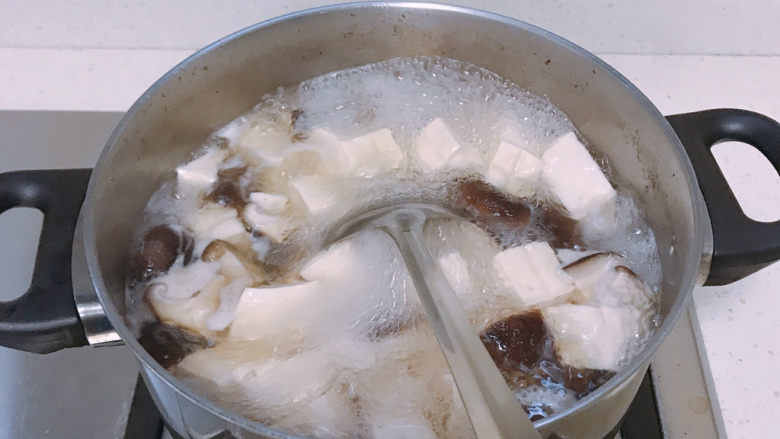 香菇豆腐汤,先烧适量开水，有高汤更好，放入冬菇和豆腐煮15分钟左右