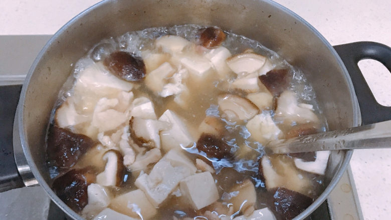 香菇豆腐汤,放入瘦肉煮开