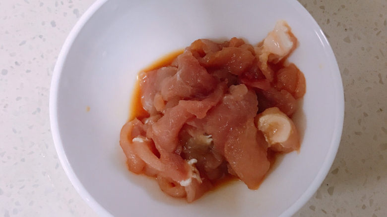 香菇豆腐汤,<a style='color:red;display:inline-block;' href='/shicai/ 429'>瘦肉</a>切片，拿生抽腌一会