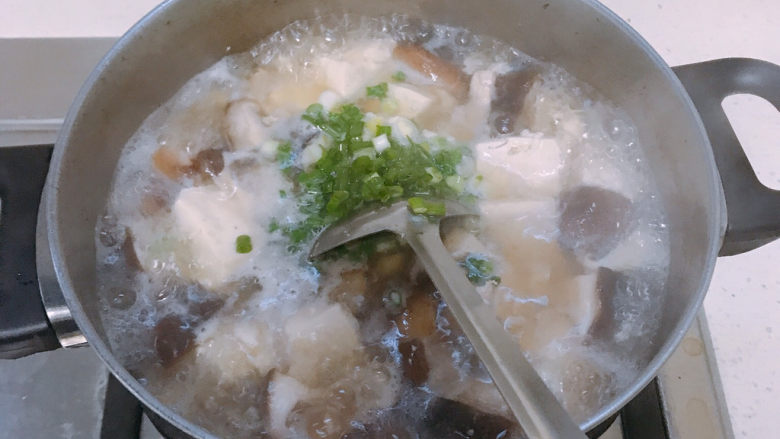 香菇豆腐汤,加适量盐和葱花调味