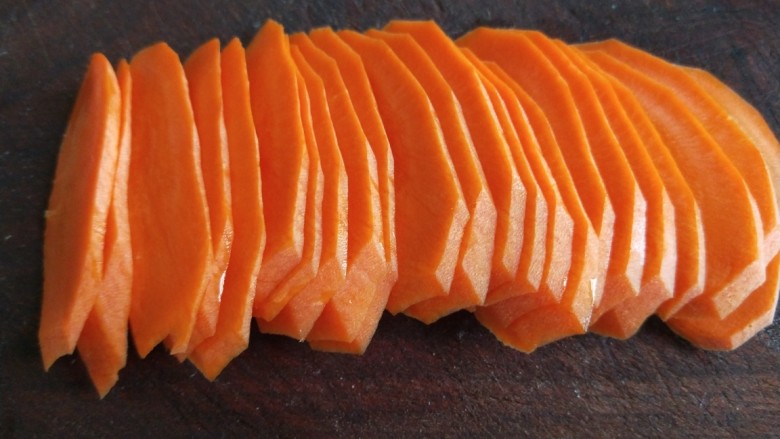 芹菜炒胡萝卜,先切薄片在切成细丝。