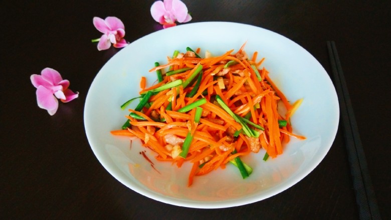 芹菜炒胡萝卜,倒入盘中即可食用。