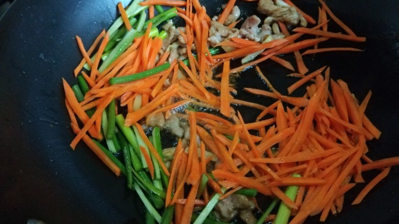芹菜炒胡萝卜,倒入芹菜胡萝卜翻炒。