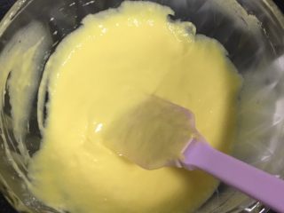 自制蛋糕,先把蛋黄扰拌下，然后再把油，牛奶倒下去扰拌好，然后再把面粉倒进去，一边倒一边扰拌，再往同个方向扰拌，扰拌到没颗粒状就扰拌先放一边