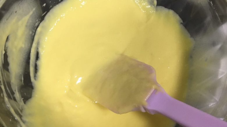 自制蛋糕,先把蛋黄扰拌下，然后再把油，牛奶倒下去扰拌好，然后再把面粉倒进去，一边倒一边扰拌，再往同个方向扰拌，扰拌到没颗粒状就扰拌先放一边