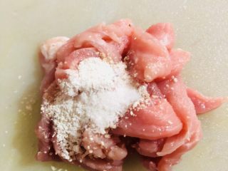 胡萝卜炒木耳,猪肉加入适量地瓜粉和盐，没有地瓜粉可以用玉米淀粉。