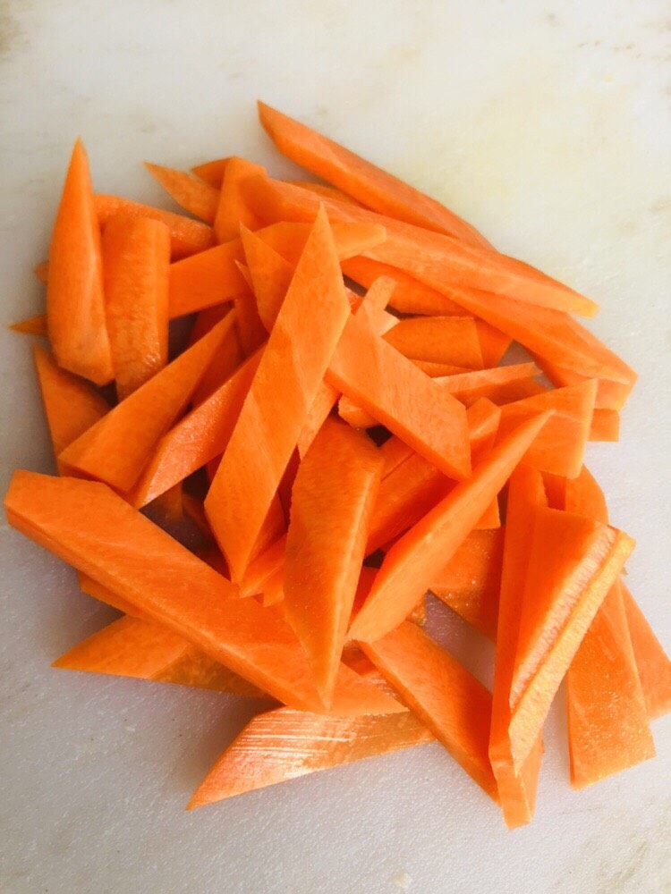 胡萝卜炒木耳,胡萝卜斜切成片