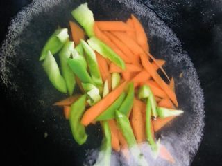 胡萝卜炒木耳,放入青椒和胡萝卜焯烫一分钟