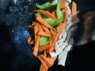 胡萝卜炒木耳,加入青椒和胡萝卜翻炒