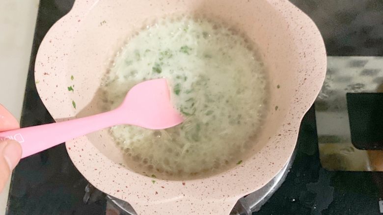 宝宝辅食：菠菜排骨碎面（八个月+）,锅开后下面煮至2分钟