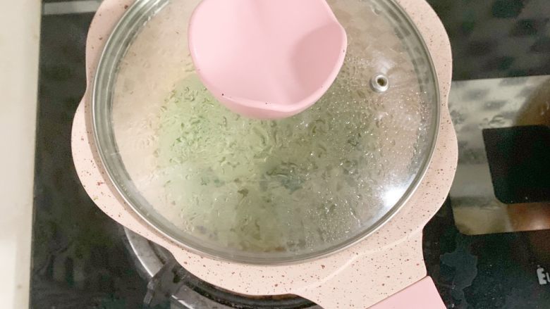 宝宝辅食：菠菜排骨碎面（八个月+）,盖上锅盖焖1分钟