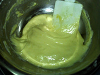 手指饼干,加入剩下的一半蛋白糊和面粉，翻拌均匀
