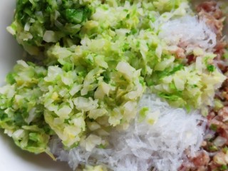 包菜猪肉水饺,将肉馅与粉丝、包菜混合拌匀。馅料如若不咸可以再加点盐。