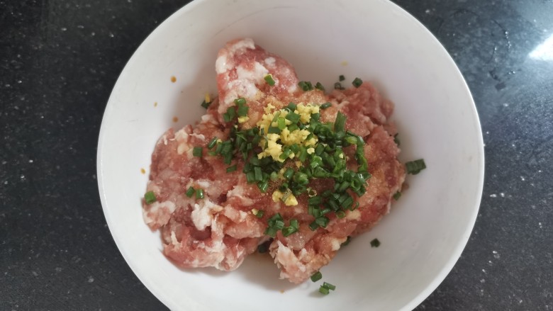 鲜肉饼,加入姜末葱花拌匀