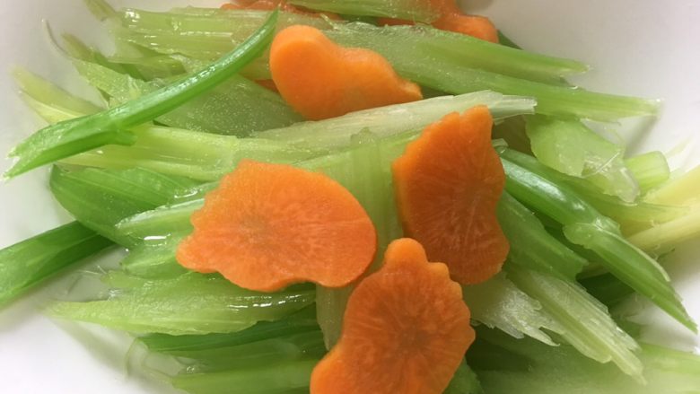 芹菜炒胡萝卜,把胡萝卜和芹菜焯水30秒捞出