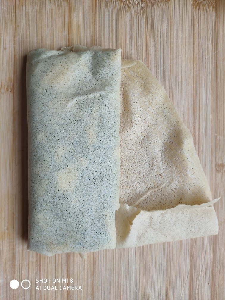 菜煎饼（韭菜鸡蛋馅）,最后从左边开始折成7—8厘米宽的条状。