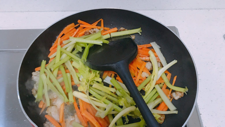 芹菜炒胡萝卜,炒到胡萝卜有点软的时候就放入芹菜。