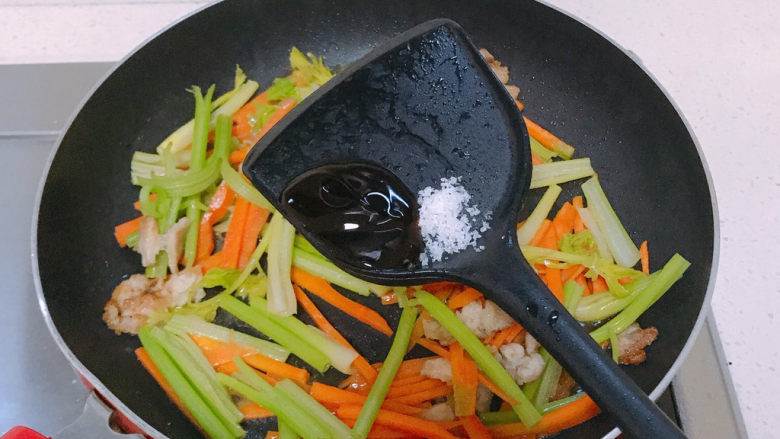 芹菜炒胡萝卜,翻炒到芹菜变色，就加少少量蚝油和盐调味。