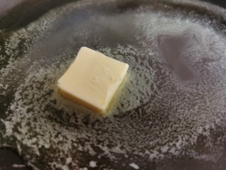 黄油黑椒鲜虾意面,锅里放入一小块黄油化开。用黄油做的意面味道更醇香。