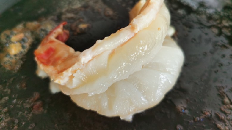 黄油黑椒鲜虾意面,黄油融化后放入大虾，火调低一点，把虾两面煎熟。