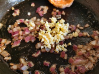黄油黑椒鲜虾意面,利用锅里的黄油，加入洋葱和大蒜炒香。