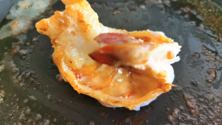 黄油黑椒鲜虾意面,煎熟后盛出备用。