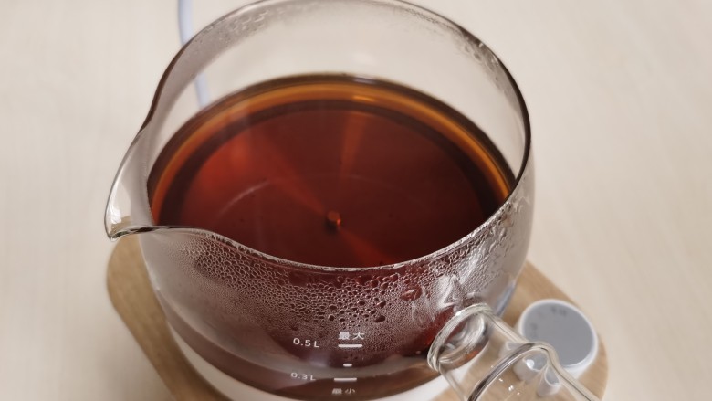 宅家自制珍珠奶茶,取出茶漏。
红茶直接放锅里煮的，记得将茶叶滤出，或者直接用袋包红茶都可以。