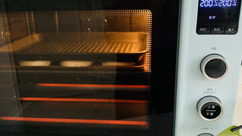 发面油酥小糖饼,海氏C40烤箱上下火200度，烤10分钟。