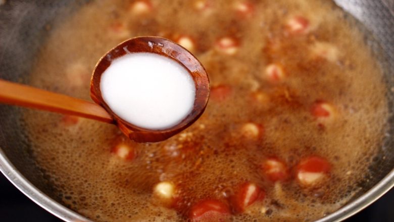 黑糖蜜桔酒酿圆子,这个时候锅中加入提前化开的淀粉。
