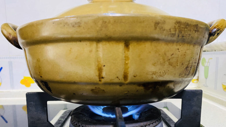 砂锅锡纸焖花螺,转小火焖煮7分钟，关火不用马上开锅，在焖上3分钟。