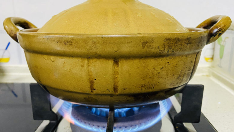 砂锅锡纸焖花螺,大火烧煮4分钟，使水煮沸起来。