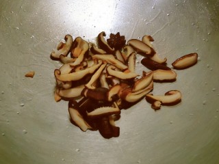 香菇豆腐汤,泡发后  切片