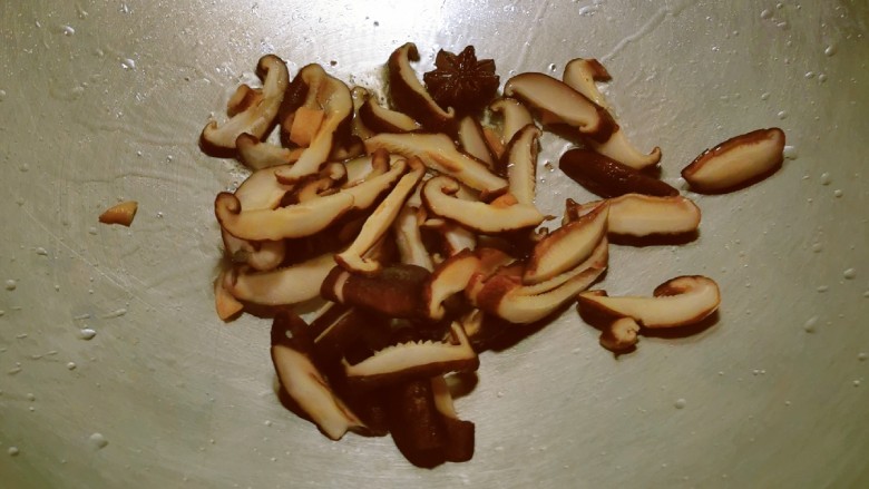 香菇豆腐汤,泡发后  切片