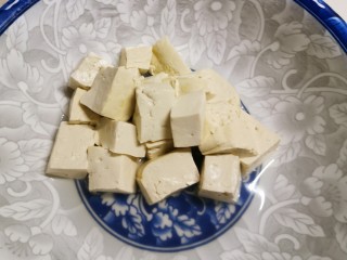 香菇豆腐汤,北豆腐切块 开水煮3分钟 增加韧性 去除豆腥味