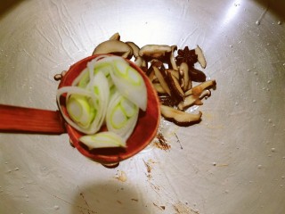 香菇豆腐汤,起油锅 油热后放入香菇片 和葱片 炒香