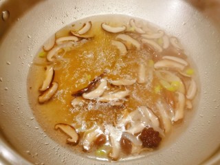 香菇豆腐汤,倒入泡蘑菇的水 另加一碗清水 烧开煮5分钟 让蘑菇味充分释放